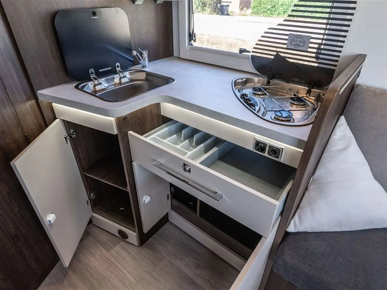 Billede 17 - 2022 - Benimar Tessoro 488 NK Rummelig camper med face-to-face siddegruppe