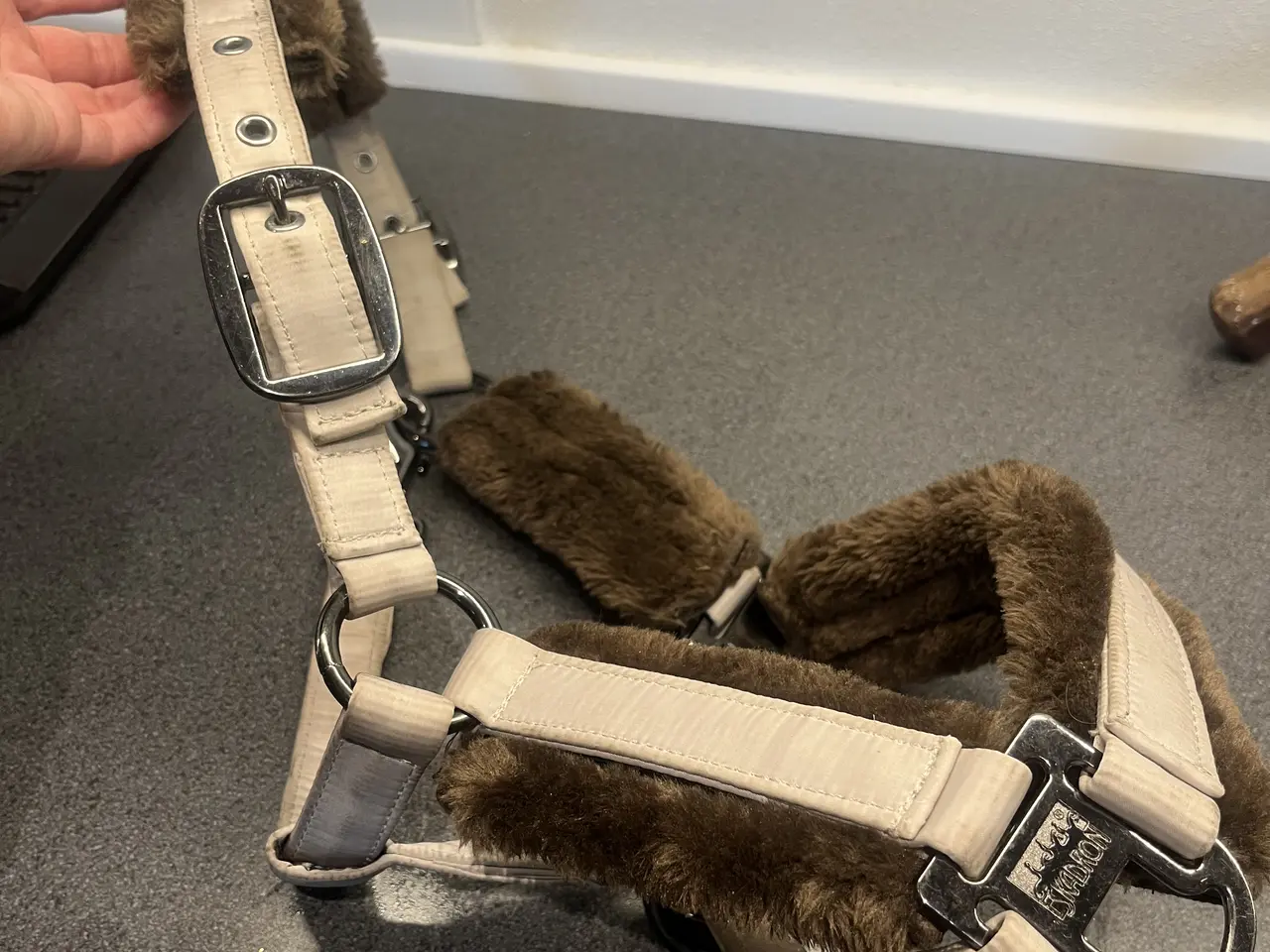 Billede 6 - To Eskadron grimer i beige – én med glitterdetalje
