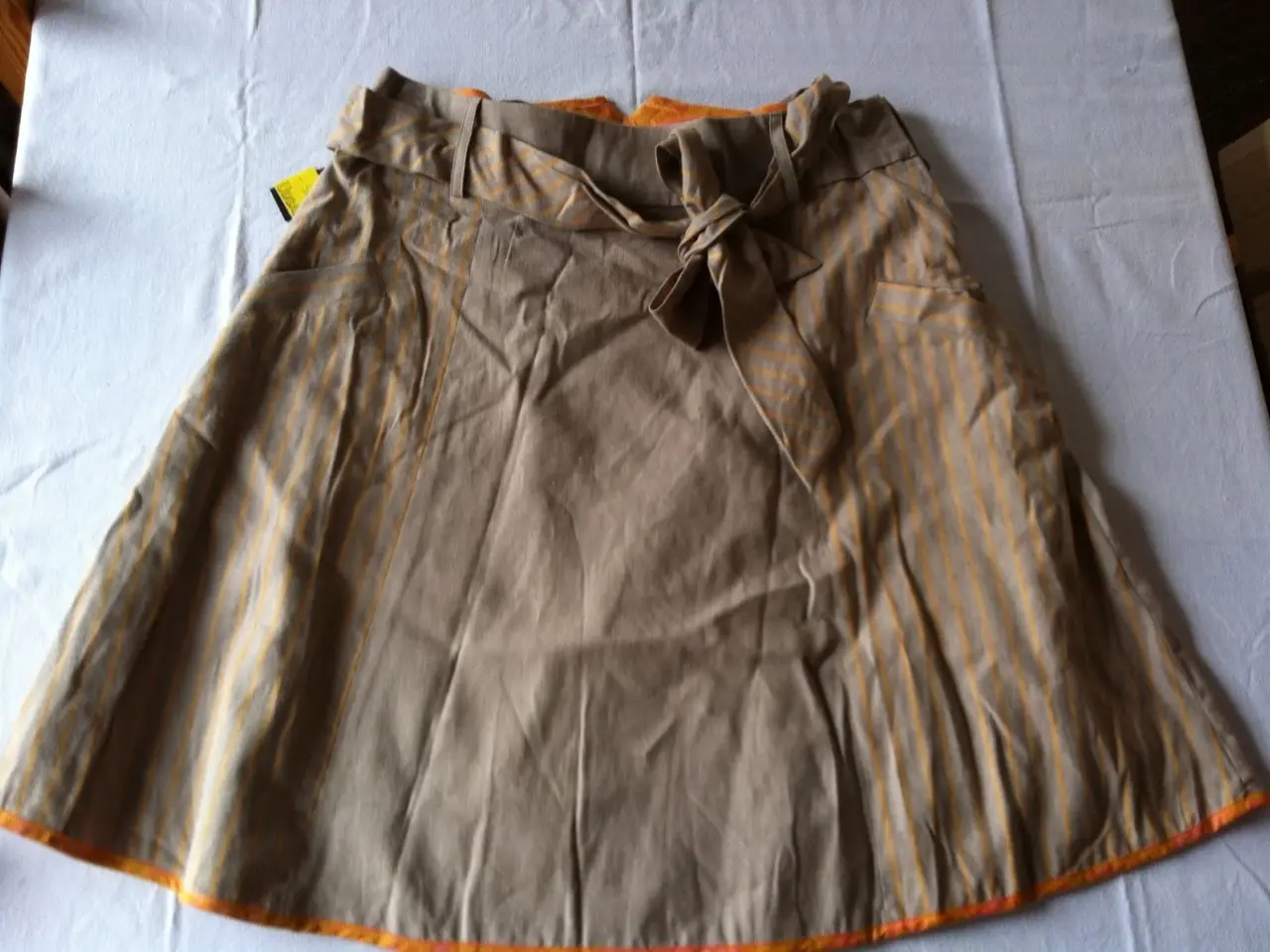 Billede 2 - Ny "st-martins" nederdel, str.L, 50kr