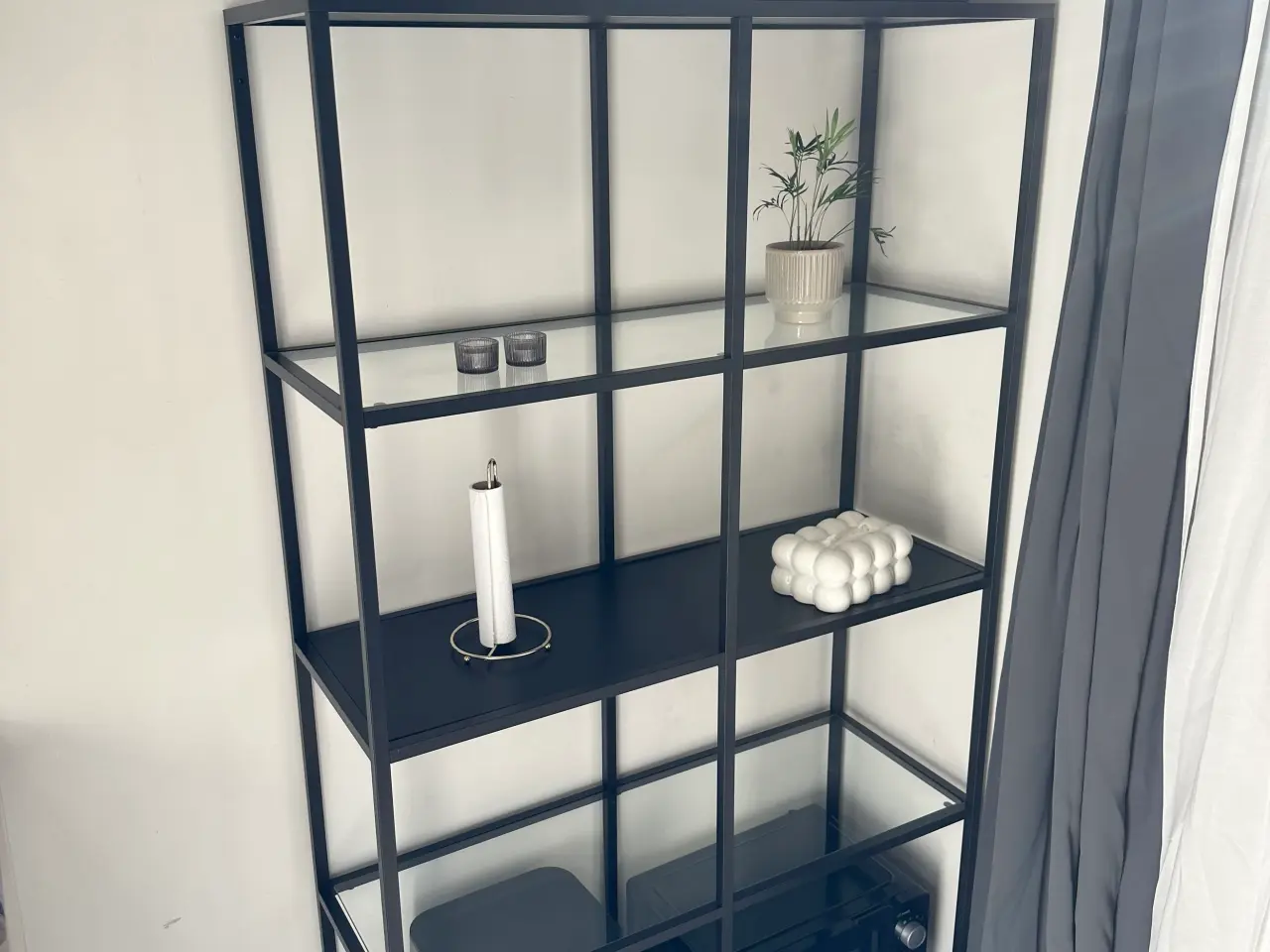 Billede 4 - sort reol med glasplader
