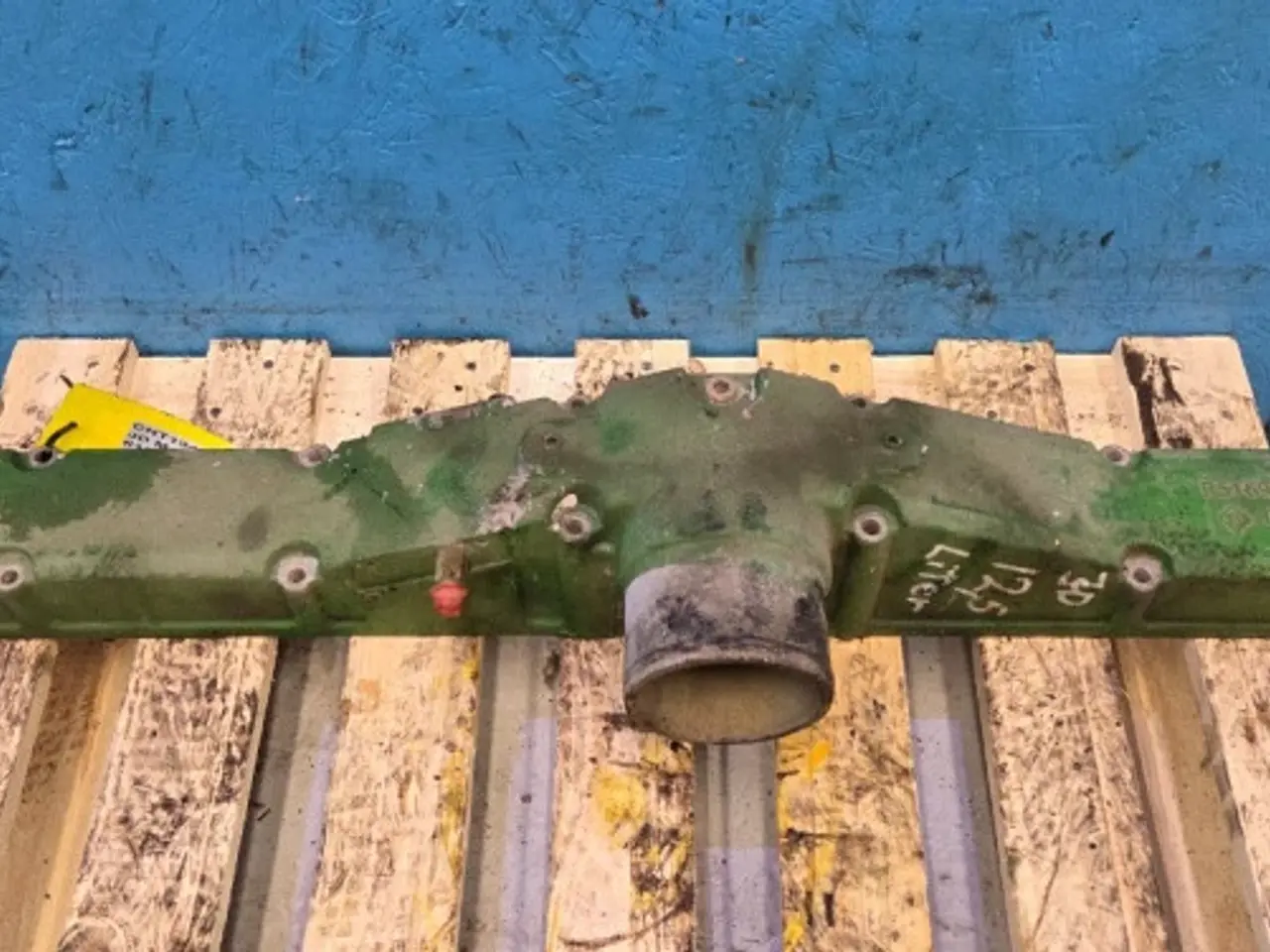 Billede 3 - John Deere 6125HZ001 Indsugningsmanifolddæksel R516998