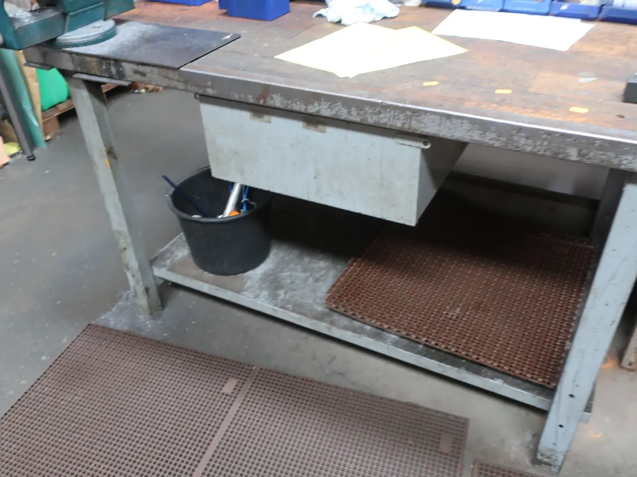 Billede 4 - Arbejdsbord med indhold