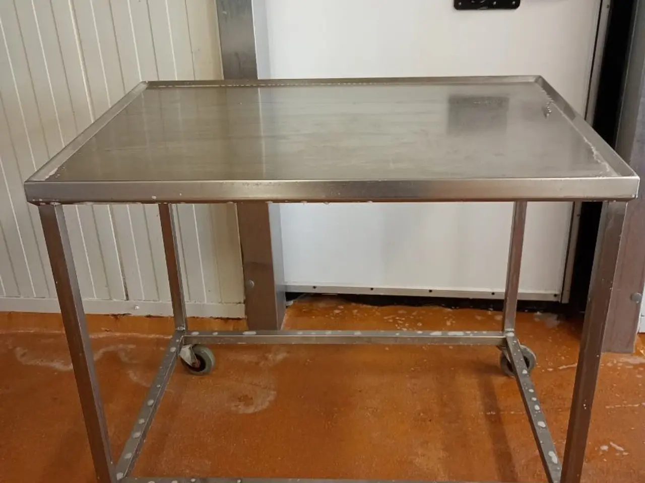 Billede 2 - Rustfrit stål bord med vulstkant og hjul.