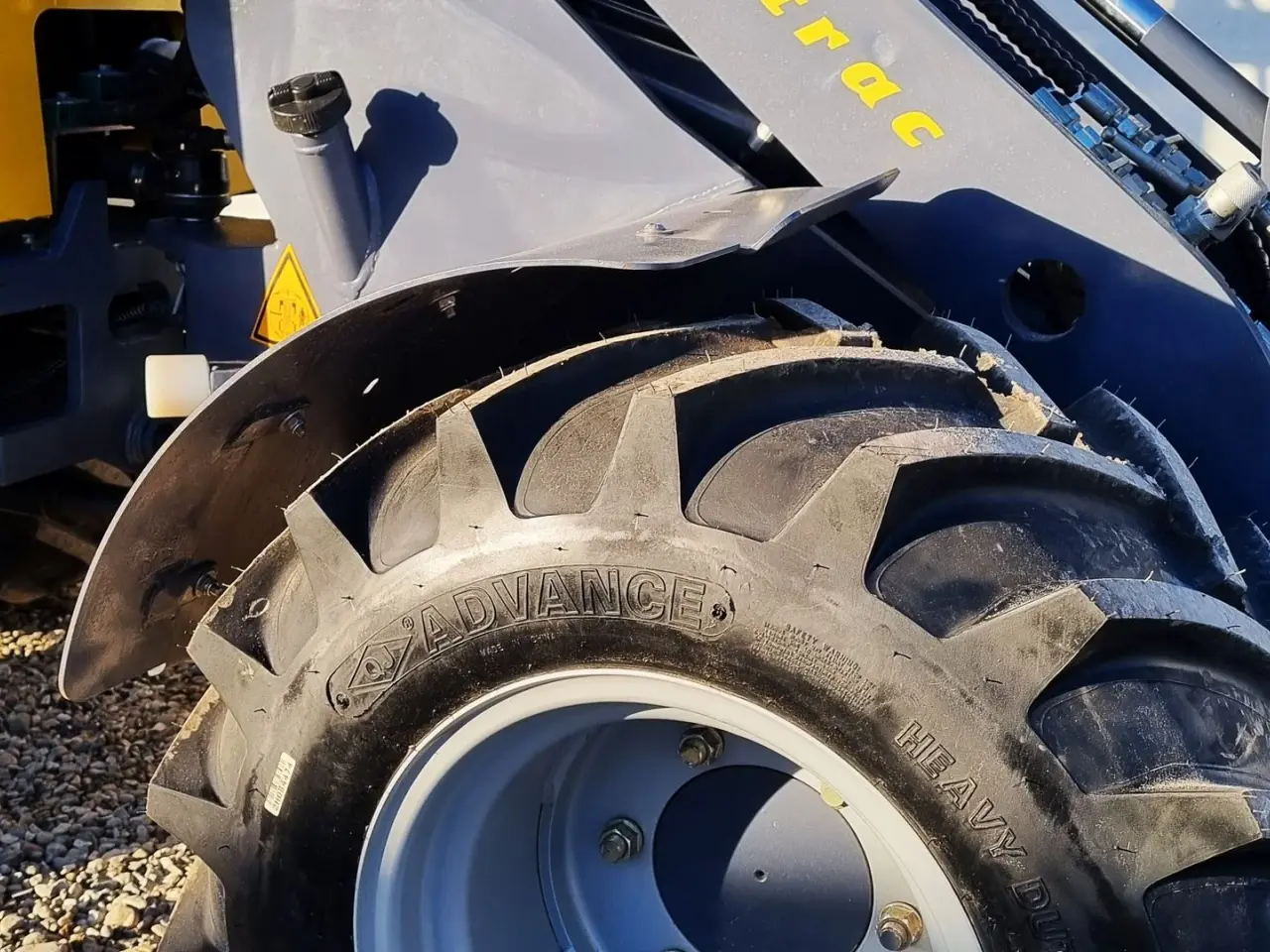 Billede 6 - Eurotrac W12S / lukket kabine / fabriksny / skovl & gafler / Kubota motor
