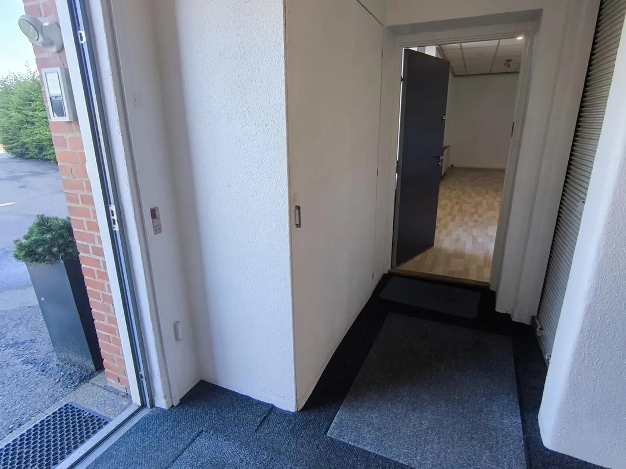 Billede 3 - Lille godt Kontor med egen parkeringsplads.