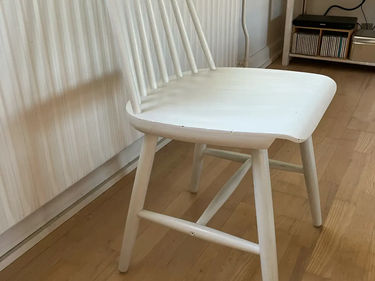Billede 2 - Klassisk hvid pindestol