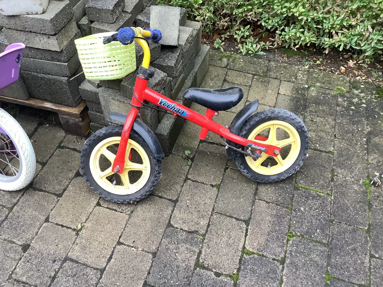 Billede 1 - Rød løbecykel