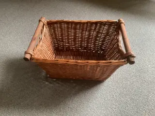 Flettet kurv med træ håndtag meget flot