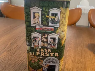 Vintage pasta blikdåse sælges.