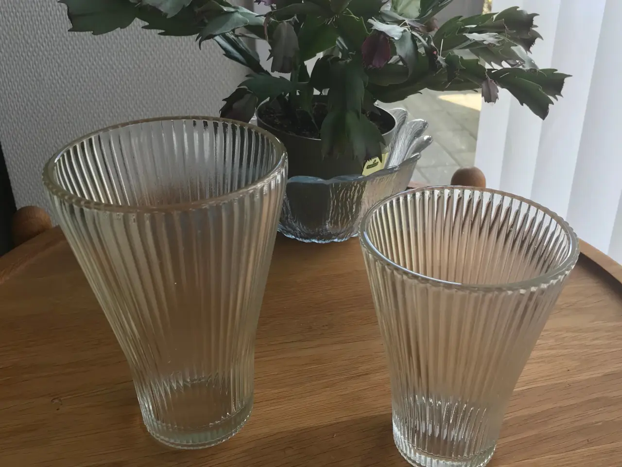 Billede 2 - Hospitalsvaser, i rillet klar glas - Holmegaard