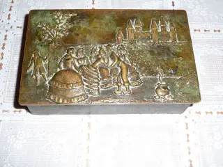 BRONZE skrin, med motiv at svinedrengen