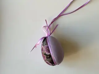 Lille påskeæg, lilla m mørke blomster