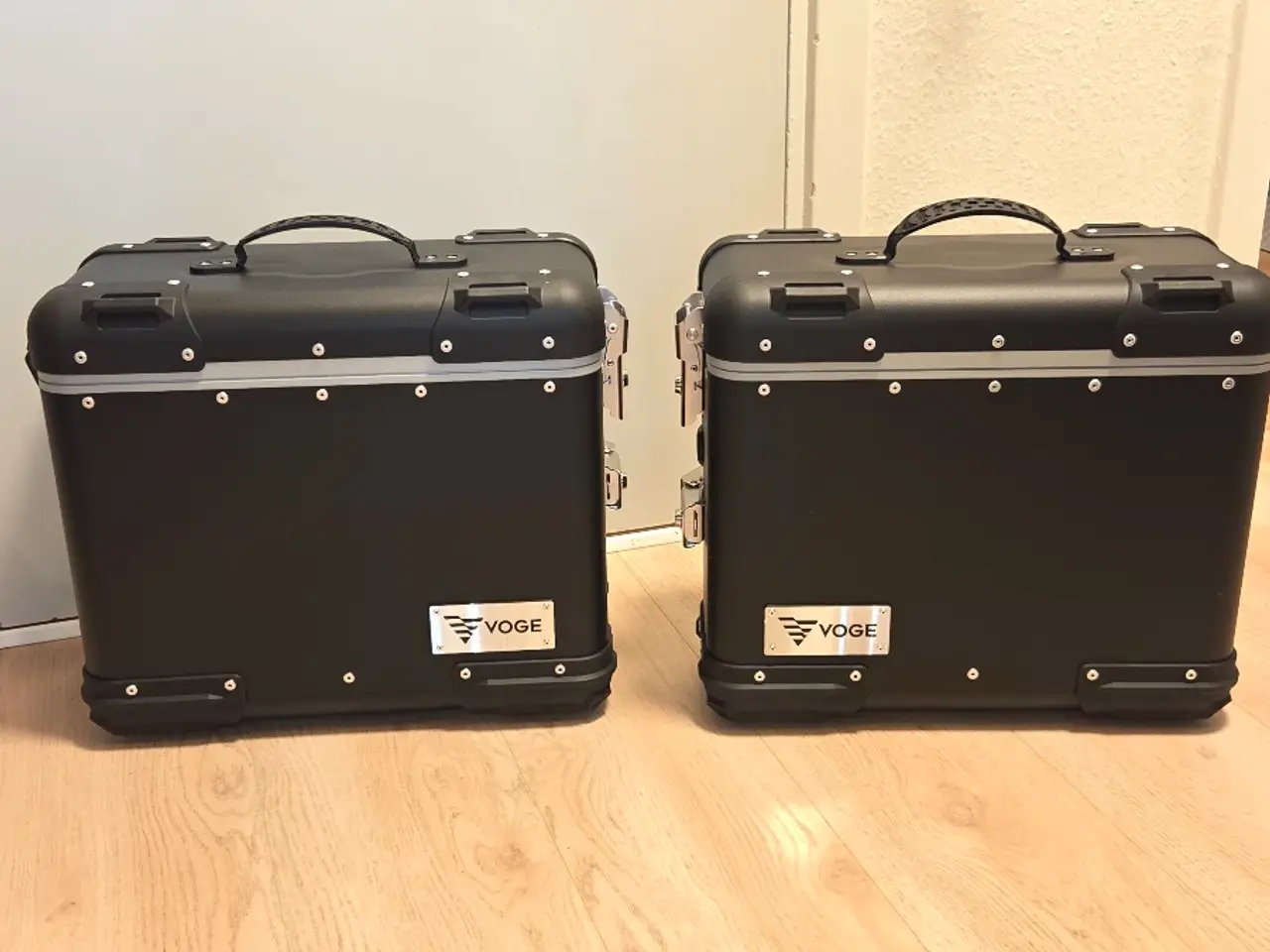 Billede 2 - VOGE sidekufferter i aluminium – 2 stk.