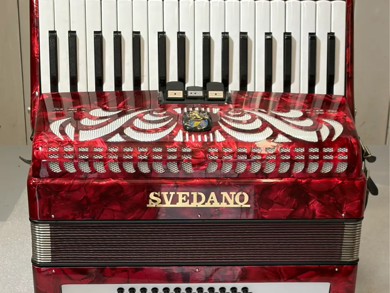 Billede 12 - Flot rød Svadano harmonika – 34 tangenter / 72 bas