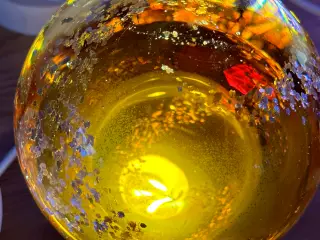 Smuk håndstøbt glasdekoration sælges