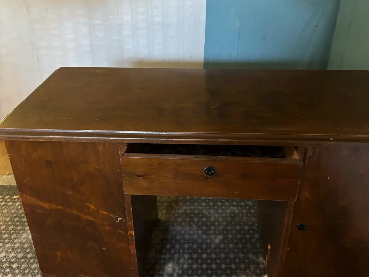 Billede 4 - Retro skrivebord i mørkt træ – mindre model