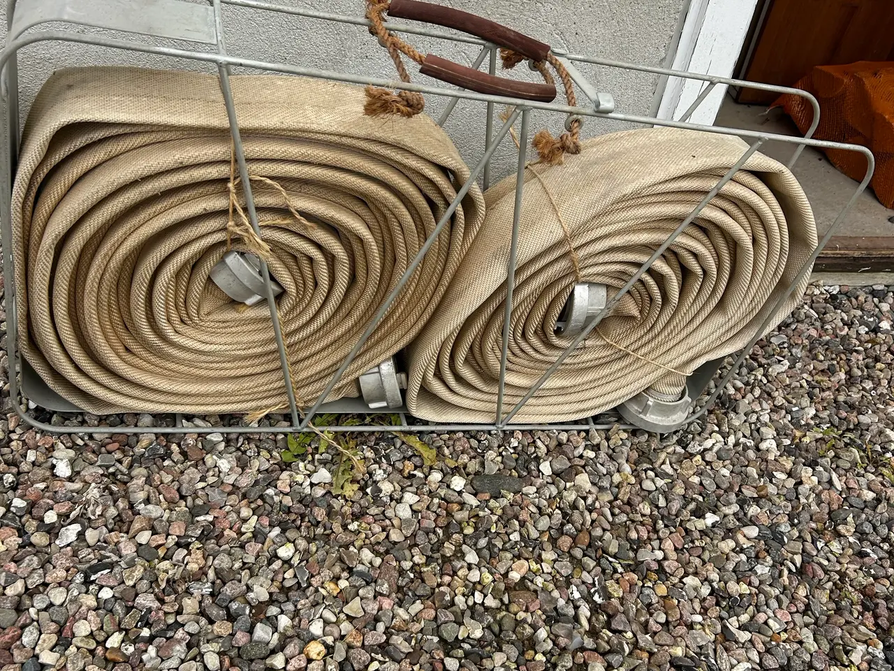 Billede 1 - 2 brandslanger med koblingsbeslag i transportkurv