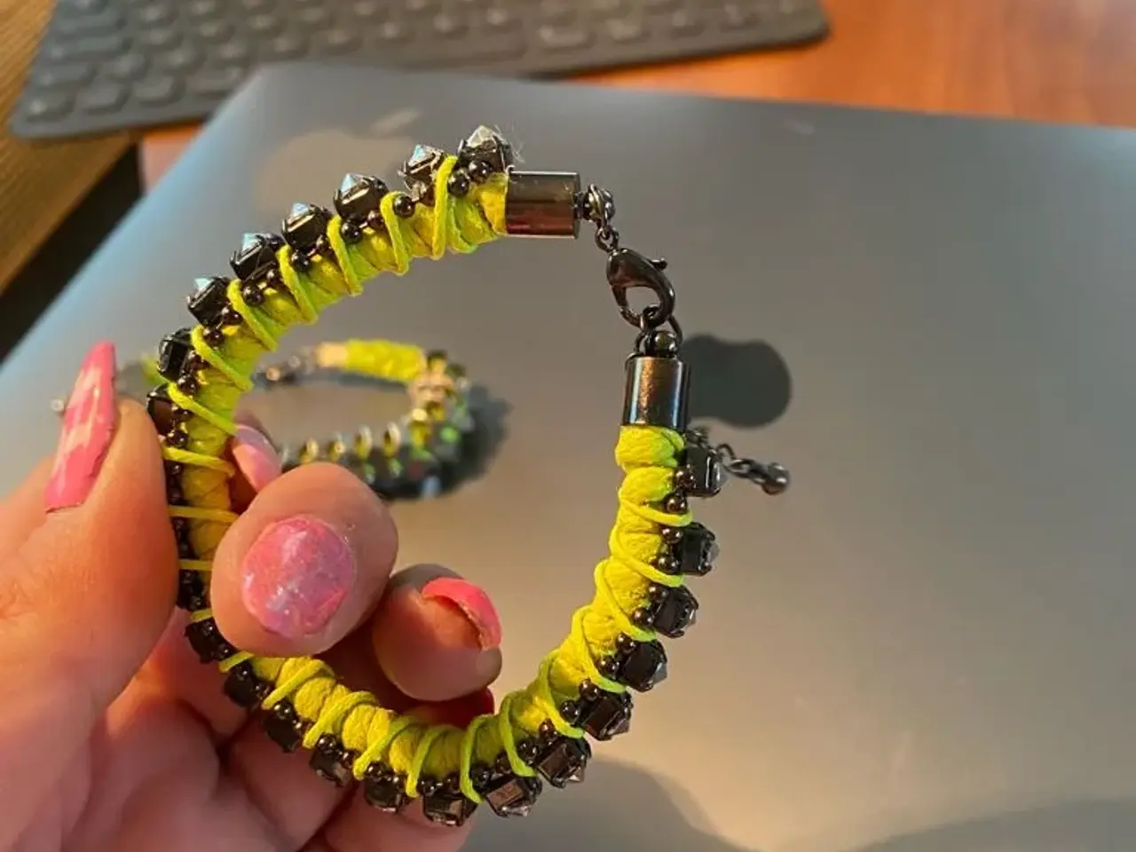 Billede 3 - Flotte gule armbånd