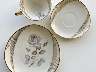 Triosæt, stor kop m underkop og kagetallerken, grå rose