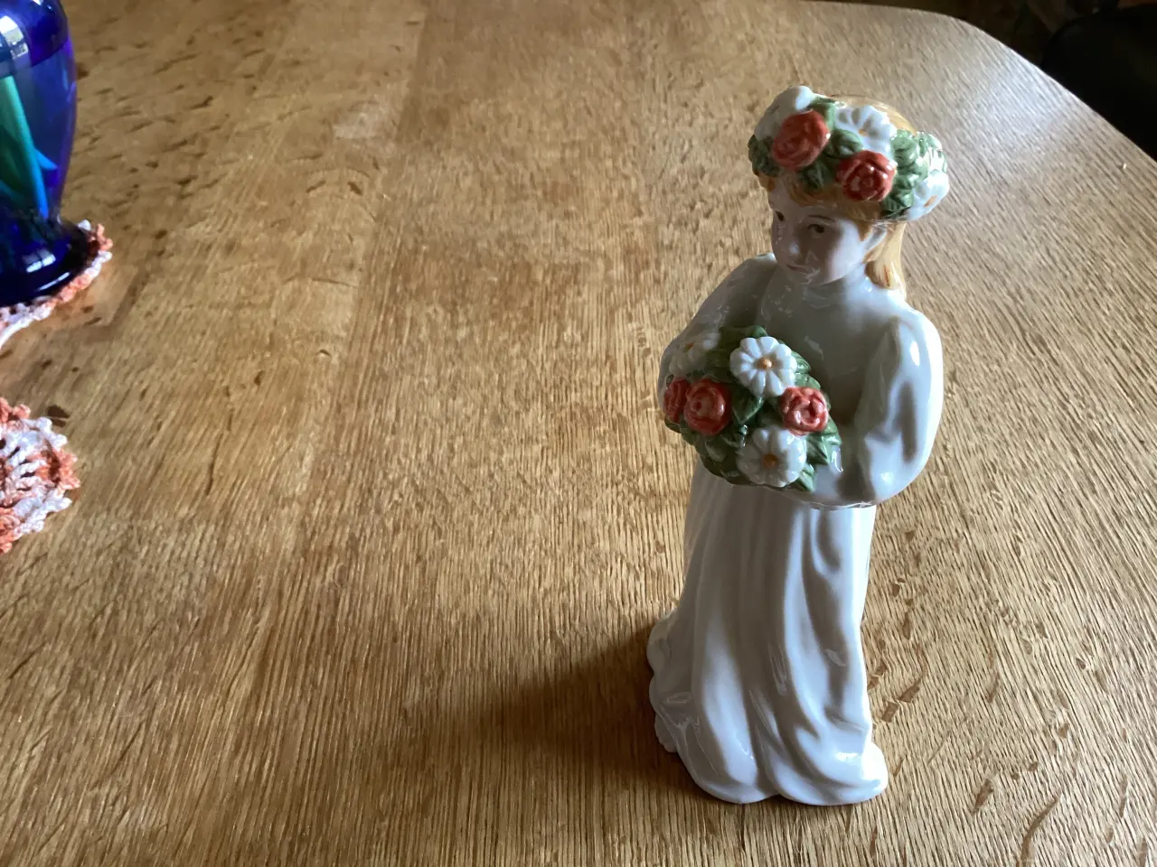 Billede 2 - KGL Pige m/buket og blomsterkrans i hår