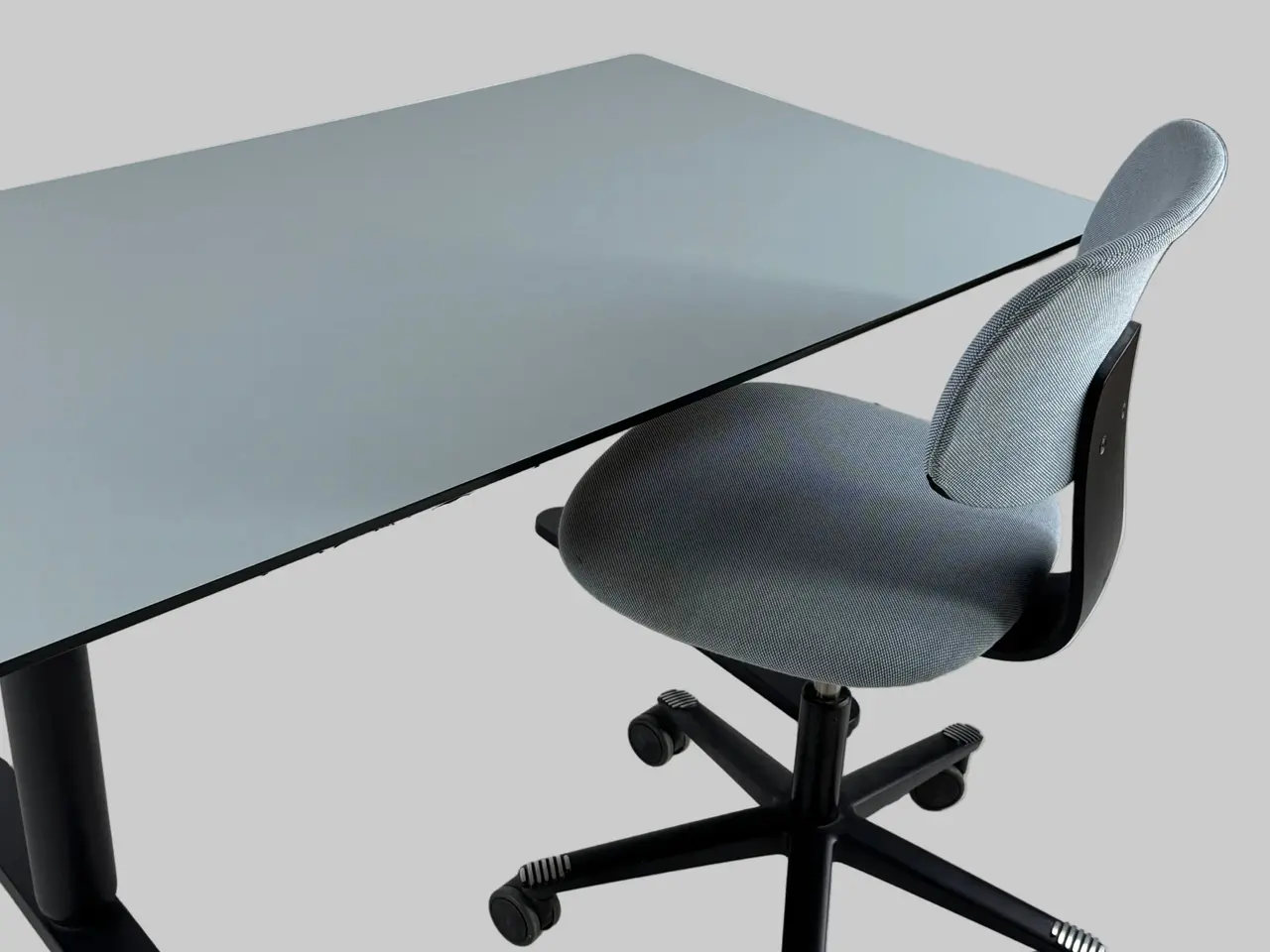 Billede 3 - Håg Tion Stol + IKEA BEKANT Hæve/sænkebord – Lyseblå/Sort