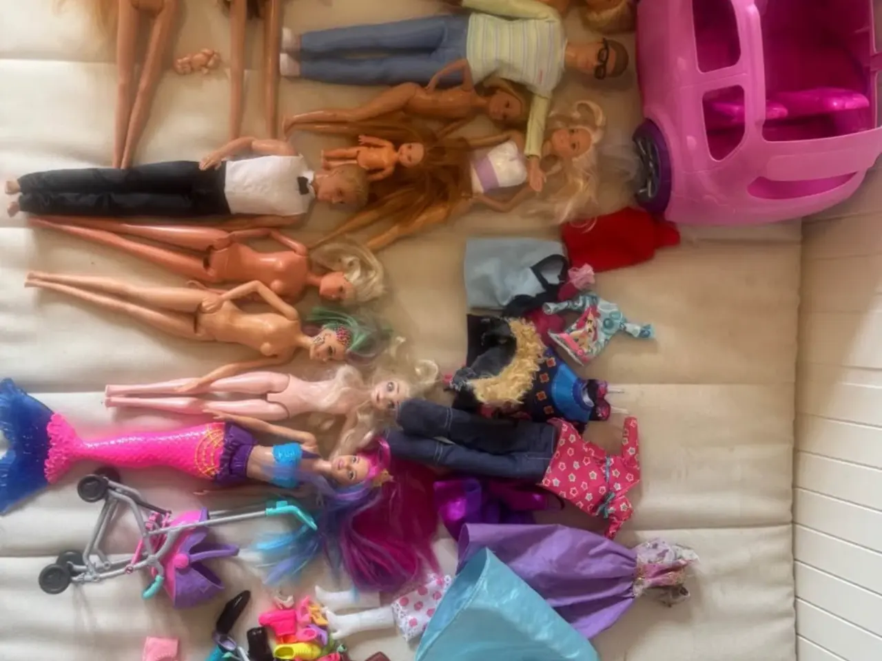 Billede 2 - Dukkehus med Barbie tilbehør