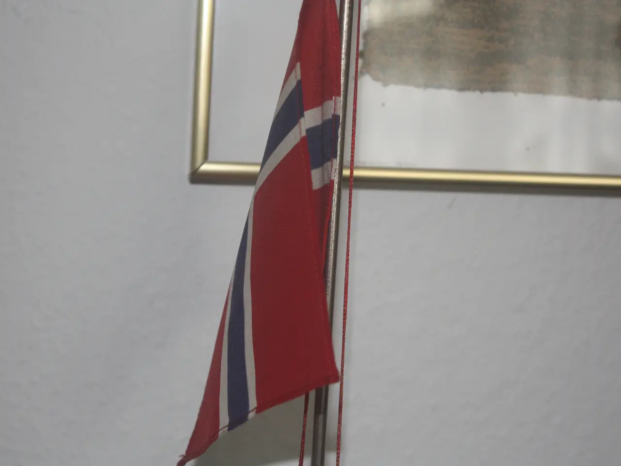 Billede 3 - Flagstang med metal figur / hund med norsk flag