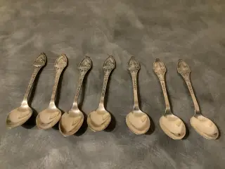 7 souvenir teskeer i pletsølv fra Bornholm 
