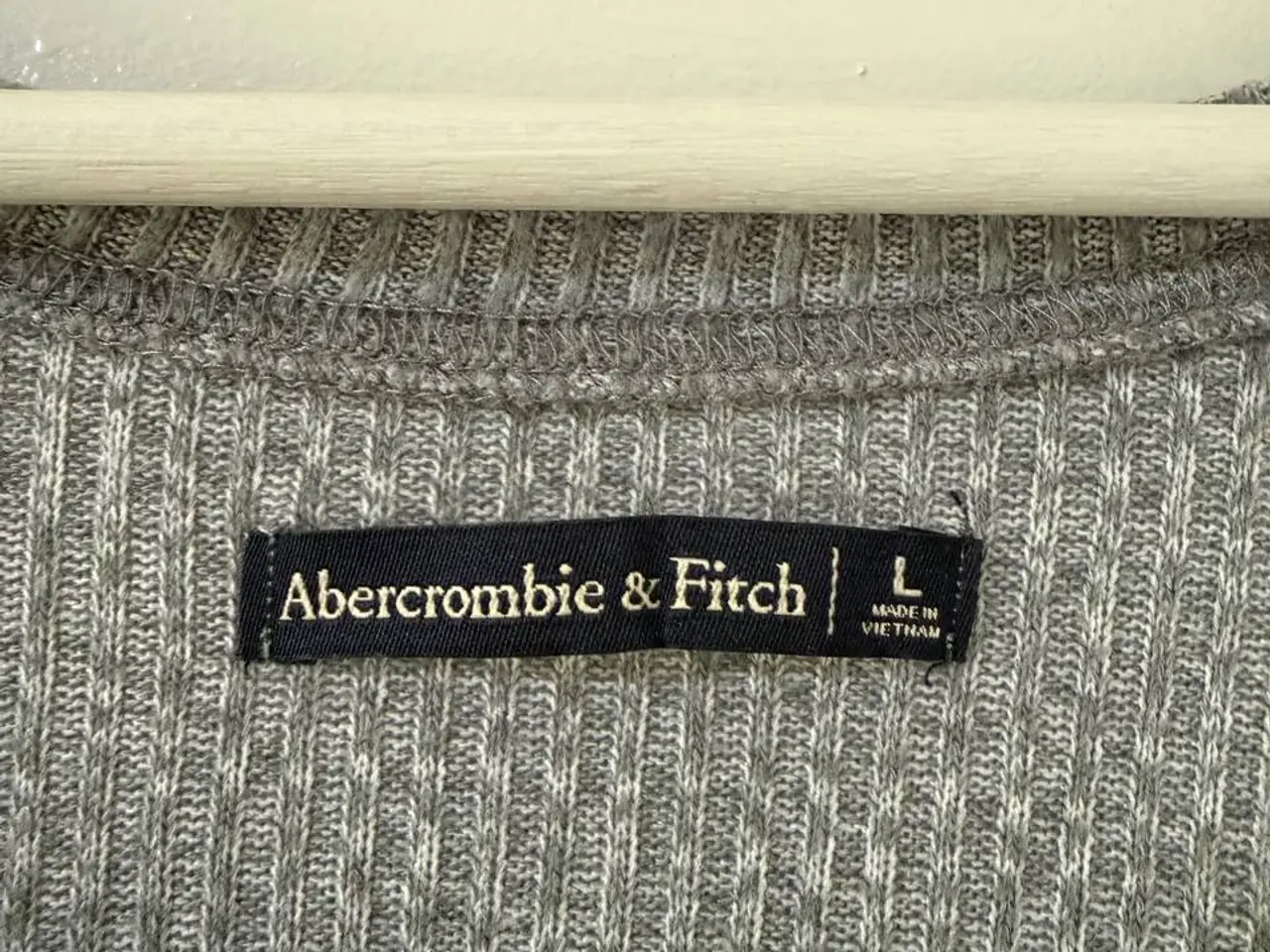 Billede 3 - Abercrombie & Fitch grå ribstrikket bluse med bind