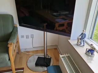 Nyere Tv med sokkel, købt oktober 25