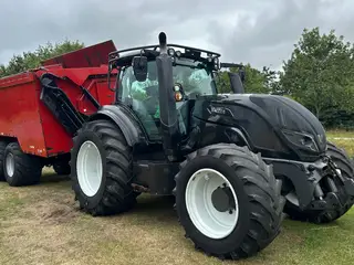 Valtra T214 m. Flisvogn fra Kronos / Alsidig Maskinfabrik