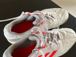 Adidas indendørssko