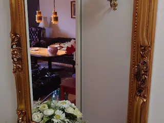 Klassisk spejl i dekorativ guldramme