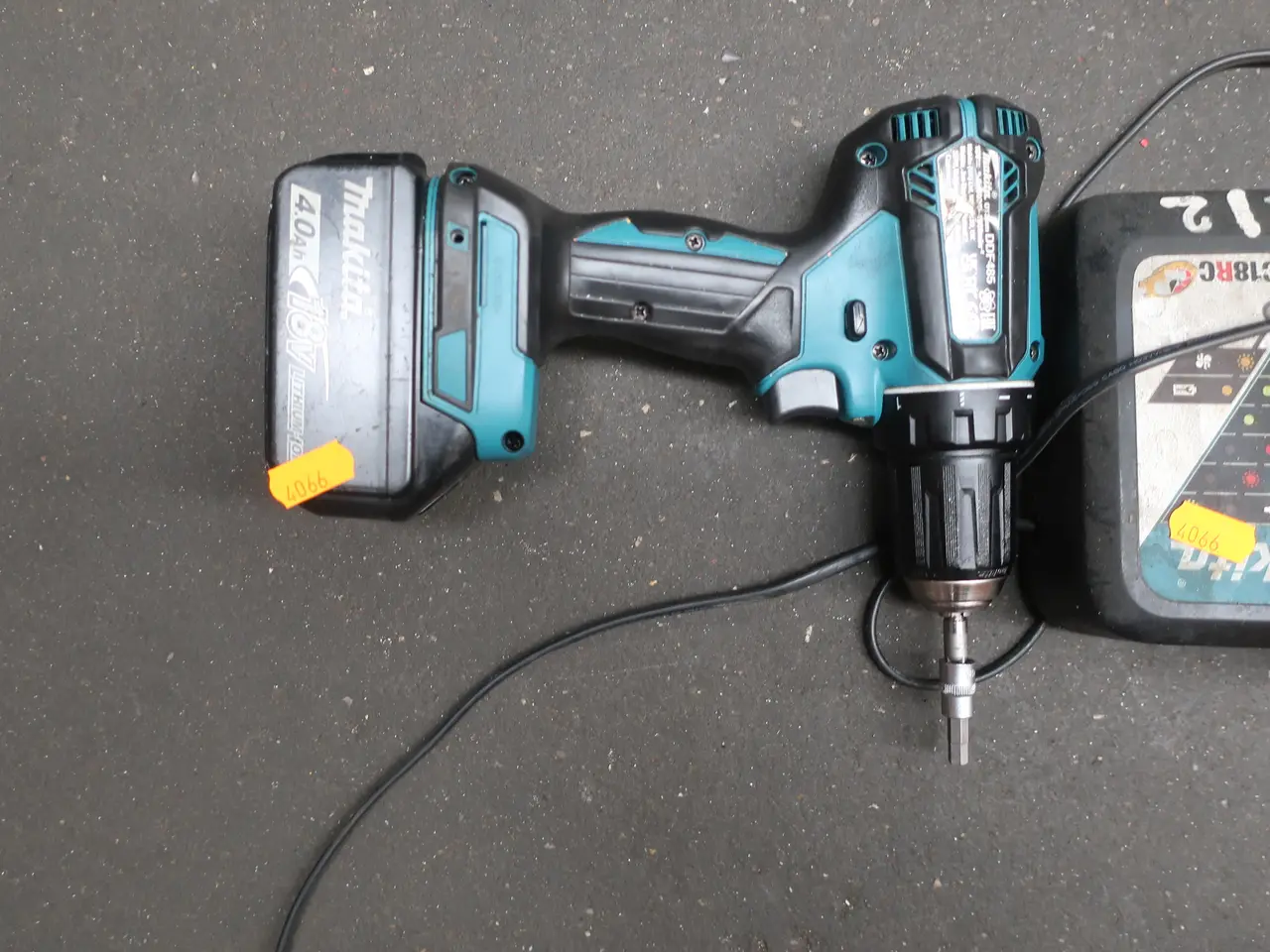 Billede 2 - Skruemaskine samt lader og 2 stk. batterier MAKITA