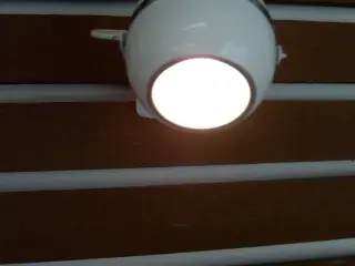 Drejelig kuglevæglampe
