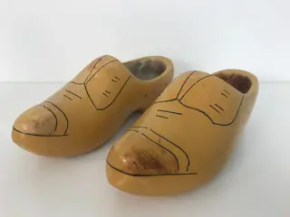 Et sæt vintage træsko