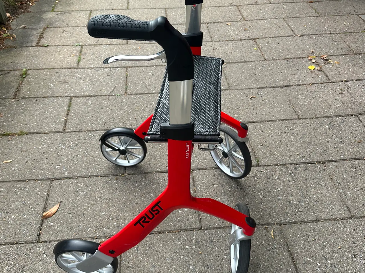 Billede 8 - Trust Alu Rollator rød med sæde og taske.