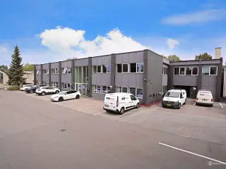 Praktiske lejemål med flere anvendelsesmuligheder velbeliggende i et eftertragtet erhvervsområde i Glostrup