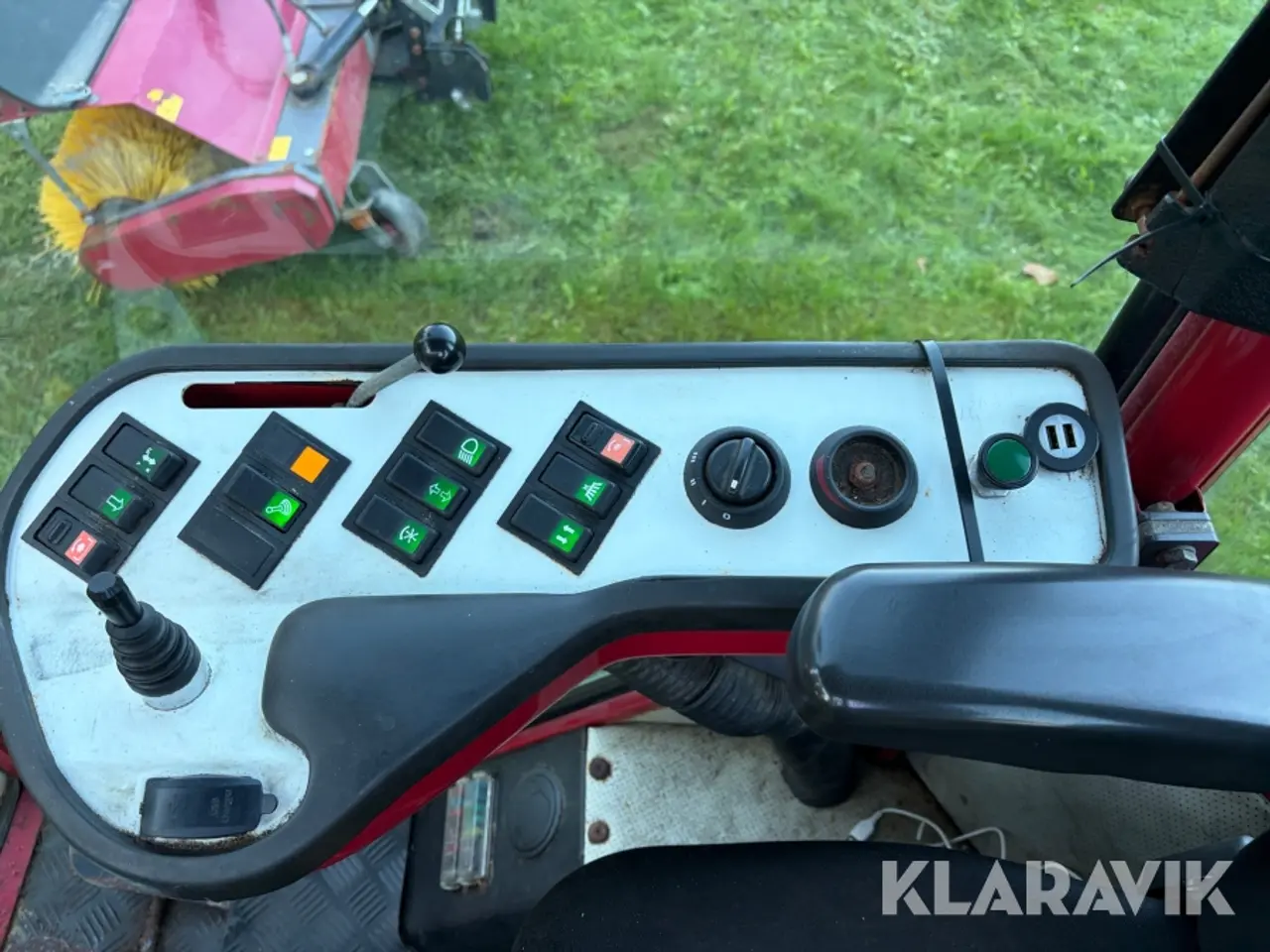 Billede 12 - Redskabsbærer Vpm 3400 med klipper og kost