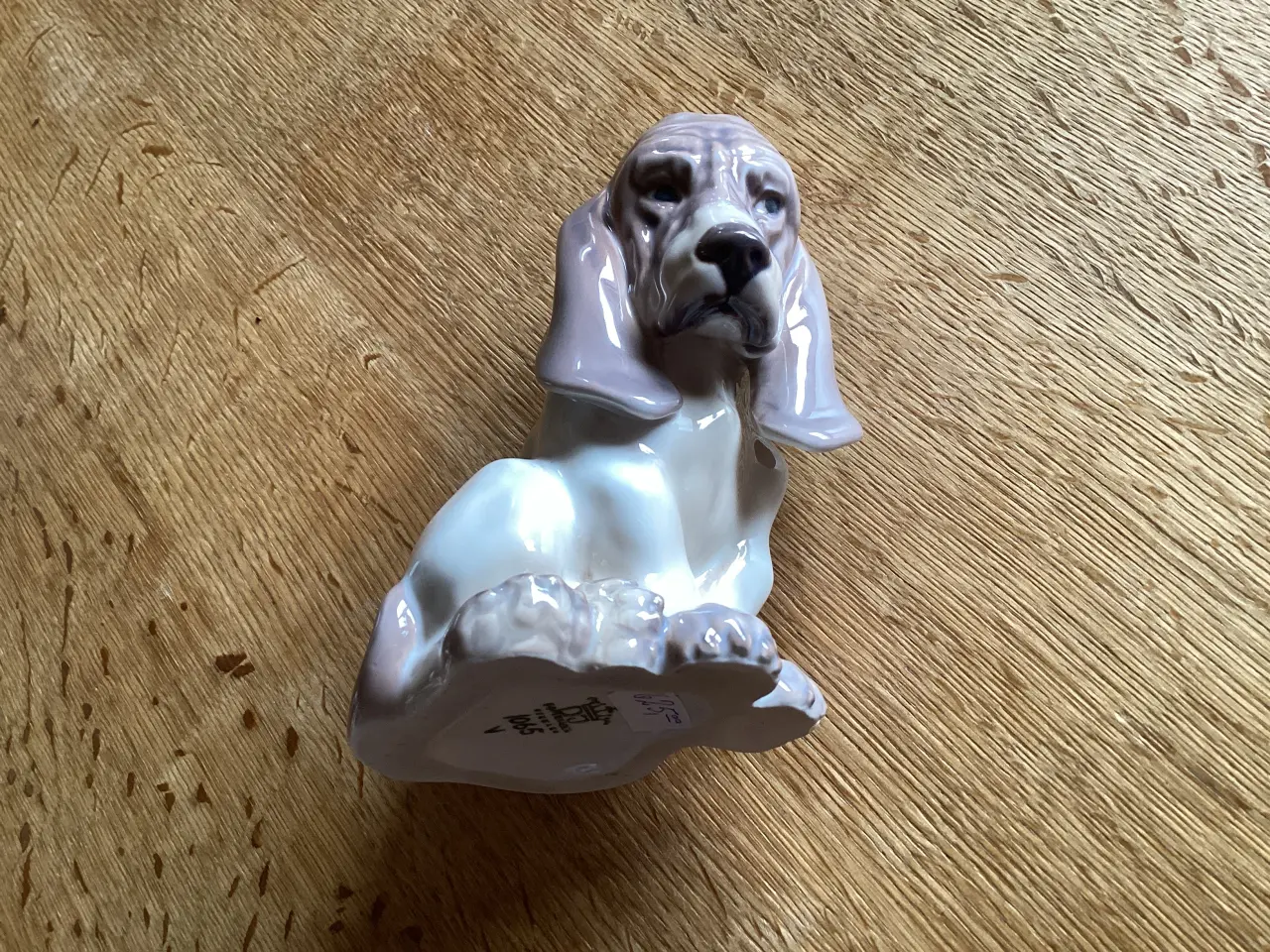 Billede 3 - Dahl Jensen siddende Basset hundehvalp nr 1065