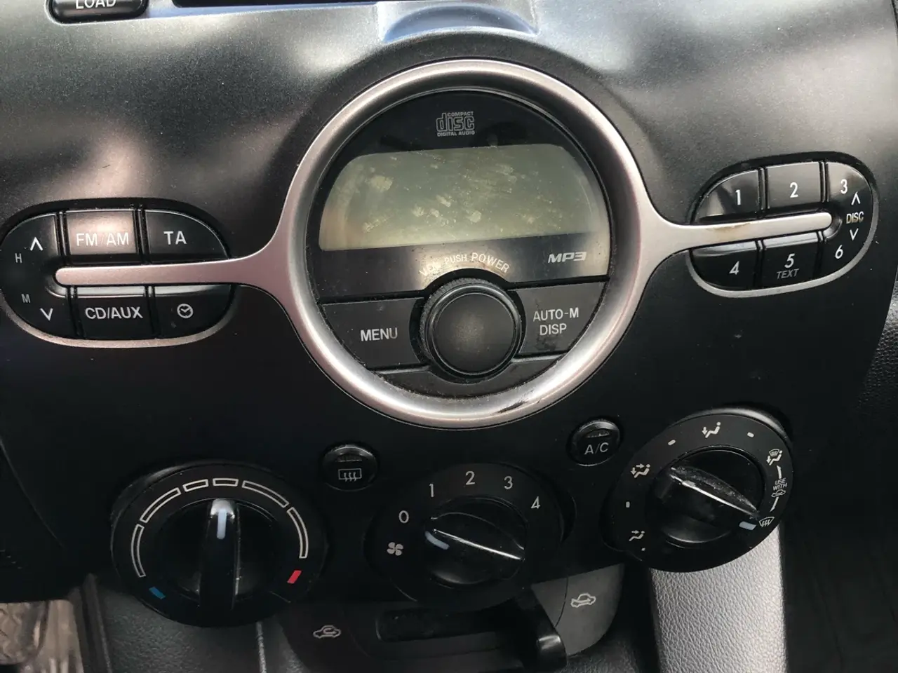 Billede 6 - Fin Mazda 2 1.3fra 2009 med træk