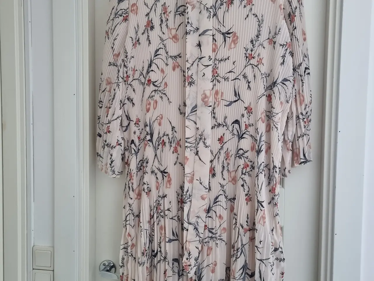 Billede 1 - Zizzi kjole str M (44-46) lys beige med blomstermø