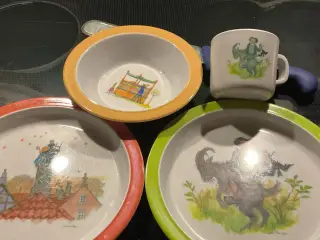 3 børne tallerkener og 1 krus med H C Andersen mot