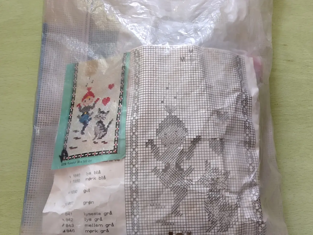 Billede 9 - 791 stk. Broderigarn - 6 broderier - hæklesæt