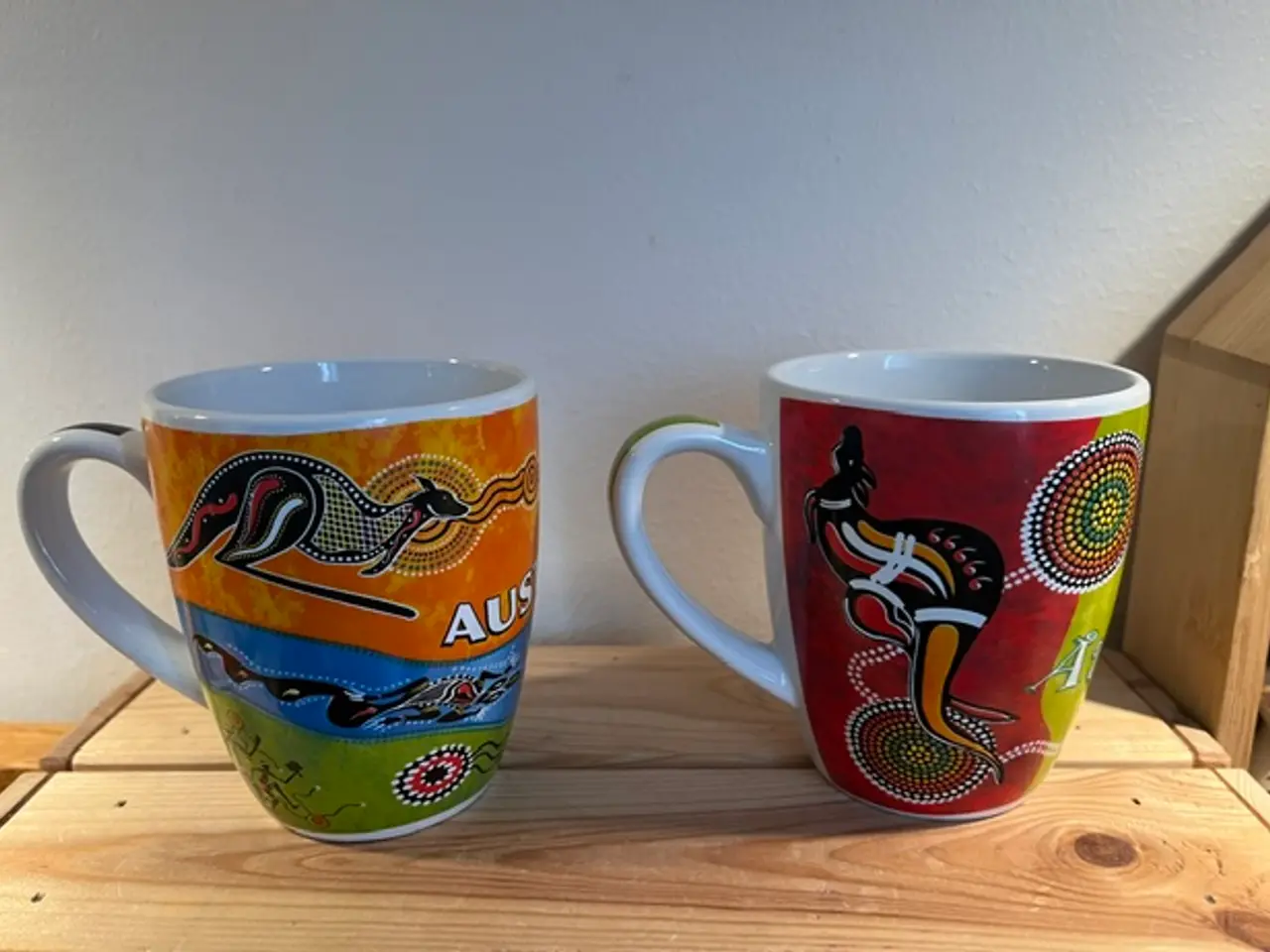 Billede 3 - 2 australske krus med aboriginermotiver og koala