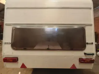 Ældre campingvogn, skurvogn