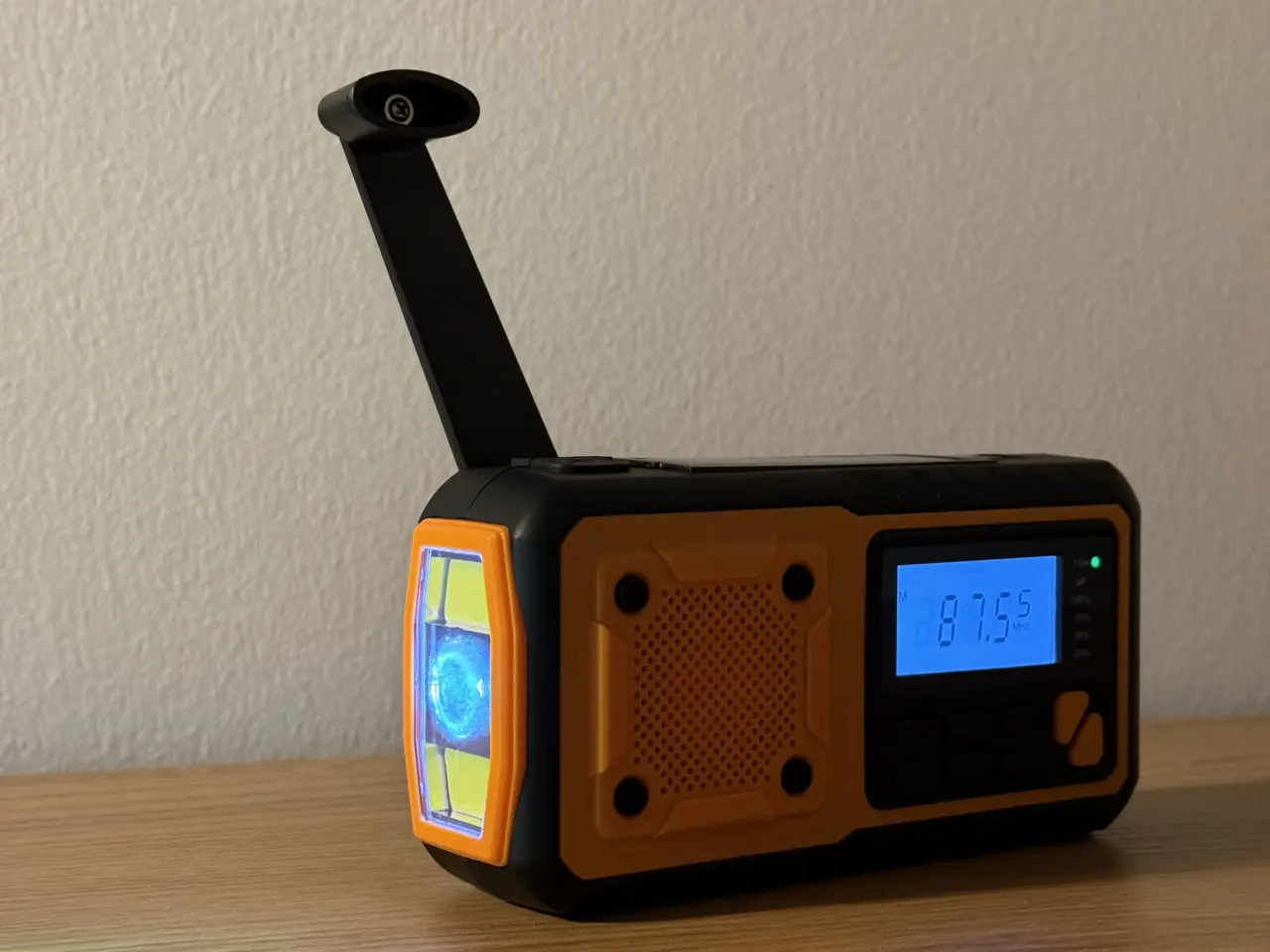 Billede 4 - Nødradio m. Oplader, lys og generator