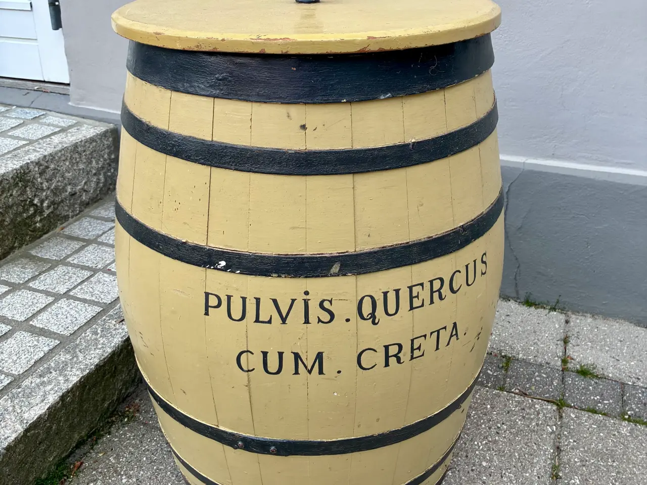 Billede 1 - SOLGT Vintage Trætønde m/låg – PULVIS CUM CRET