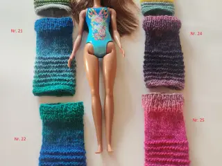 Hjemmestrikkede Barbie kjoler. Flere farver