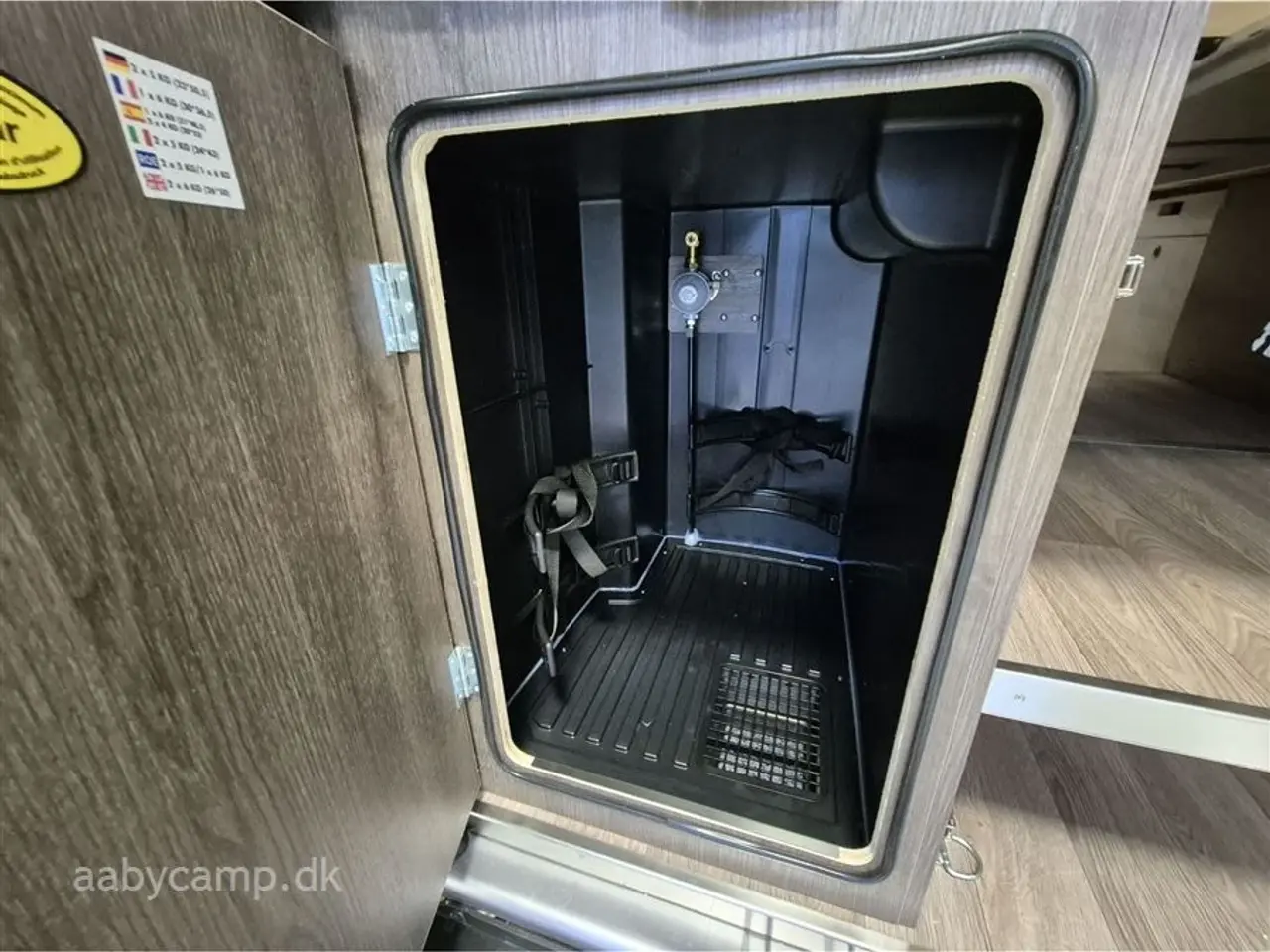 Billede 26 - 2026 - Benimar Benivan 160 PLUS NK Pakke. Automatgear. 140Hk. 200W solcelle. Kompressor køleskab. Webasto Dieselvarme. Elektrisk indgangstrin. Metallak